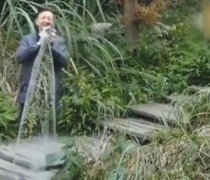 抖開塑料衣，大爺竟然“消失”了？