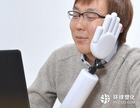 這款塑料手臂能幫你矯正坐姿 還能陪你午睡