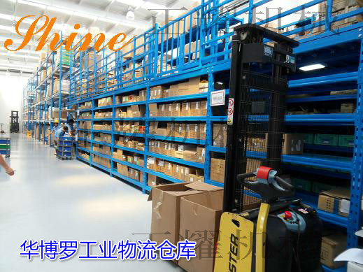 二層閣樓式貨架是貨架式結(jié)構(gòu)，底層貨架，上層鋪上樓板增加一層的存儲量，節(jié)省占地面積，節(jié)約成本。