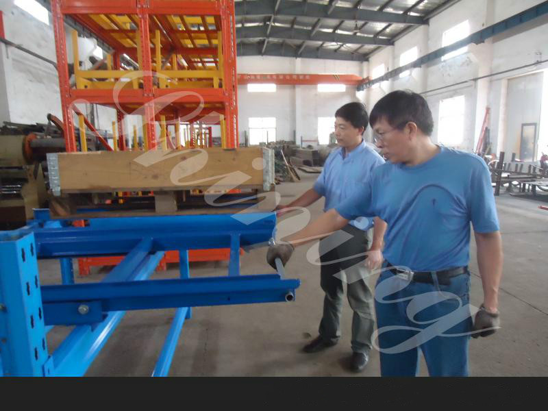 后推式貨架也叫拉出式貨架或推拉式貨架，設(shè)有定位銷，防止抽屜不用時滑出。