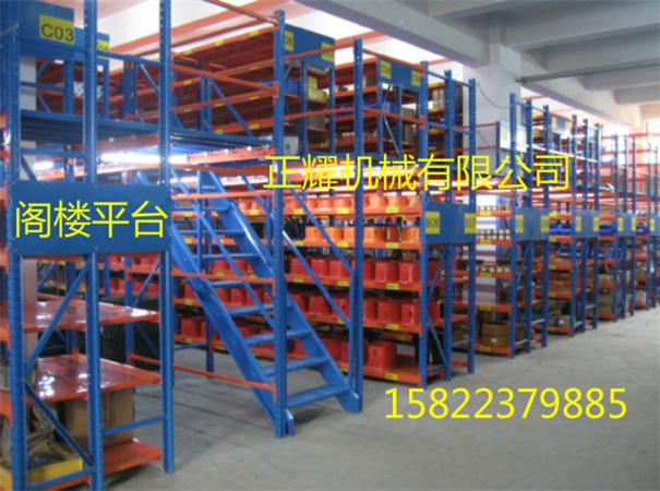 閣樓式貨架結(jié)構(gòu)簡(jiǎn)單，拆裝方便，可移動(dòng)廠房。