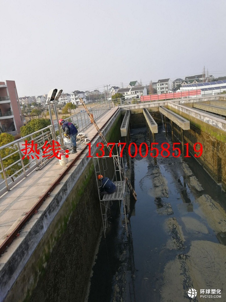 益陽水電廠大壩橫縫滲漏帶水堵漏